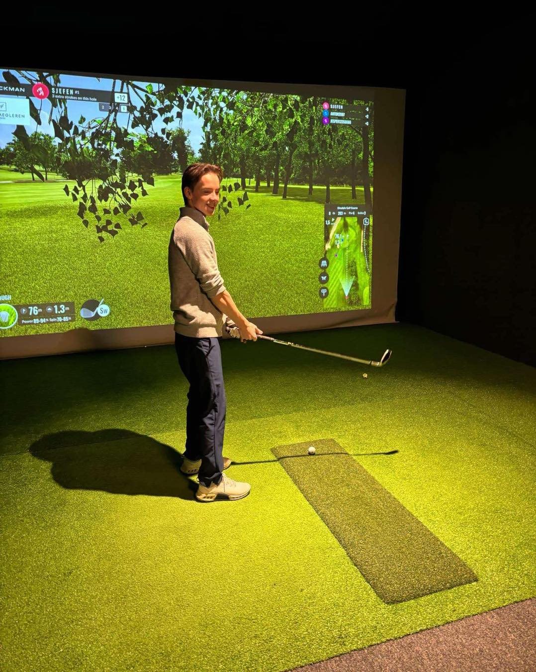 Golfspiller i en simulatorbås med Trackman