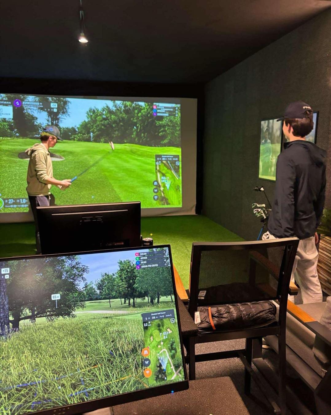 Golfspiller i en Trackman-simulator hos Moss Padelsenter